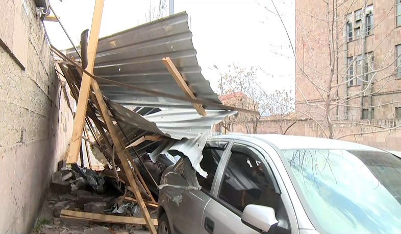 Ուժեղ քամիների հետևանքով ավերածություններ Երևանում. լուսանկարներ