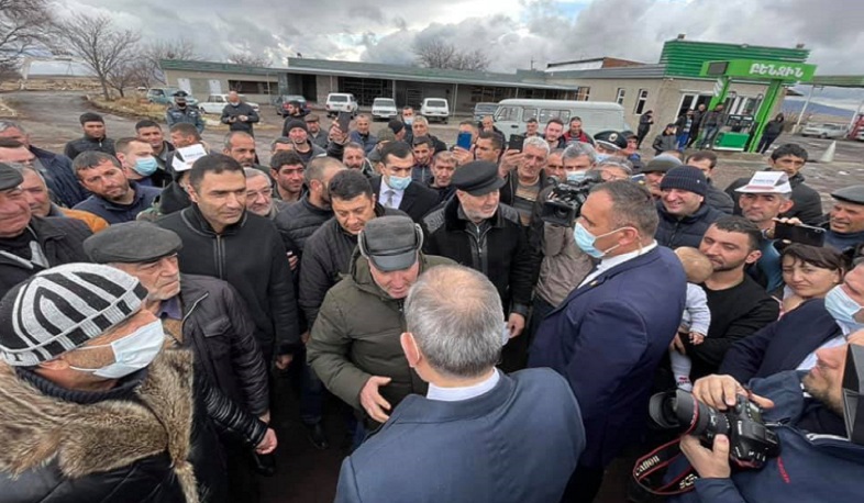 Գյումրիից վերադառնալիս մարդիկ երեք անգամ կանգնեցրել են մեքենաների շարասյունը վարչապետին աջակցություն հայտնելու համար