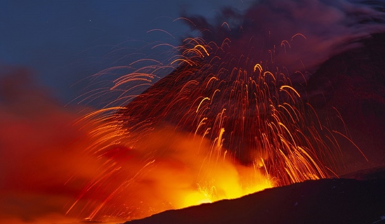 Էթնա լեռան դիտարժան կարմիր հրաբուխը լուսավորել է երկինքը