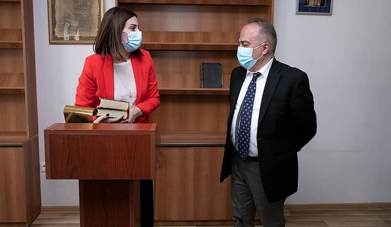 Առողջապահության նախարարը Հանրապետական գիտաբժշկական գրադարանին է նվիրել մեկդարյա բացառիկ հատորներ