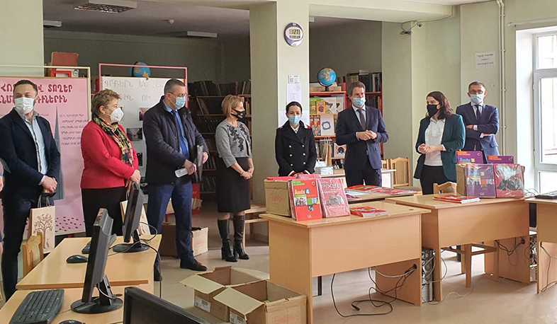 Ֆրանսիայի դեսպանը դասագրքեր է հանձնել ֆրանսերենի խորացված ուսուցմամբ հայկական դպրոցներին