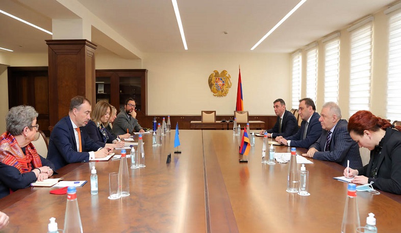 Министр обороны РА и специальный представитель ЕС обсудили вопрос возвращения армянских военнопленных