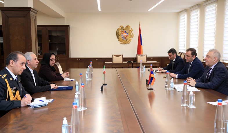 Министр обороны РА представил послу Ирана послевоенную ситуацию