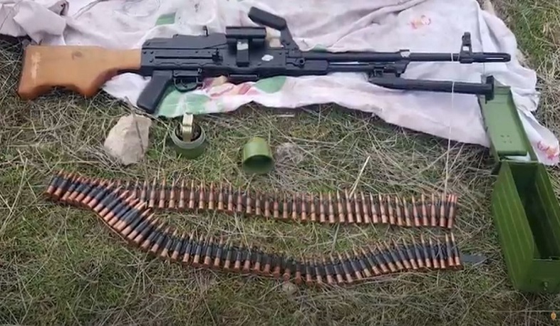 Ոստիկանության բաժիններում քաղաքացիները «Կալաշնիկովի» գնդացիրներ ու ինքնաձիգներ են հանձնել