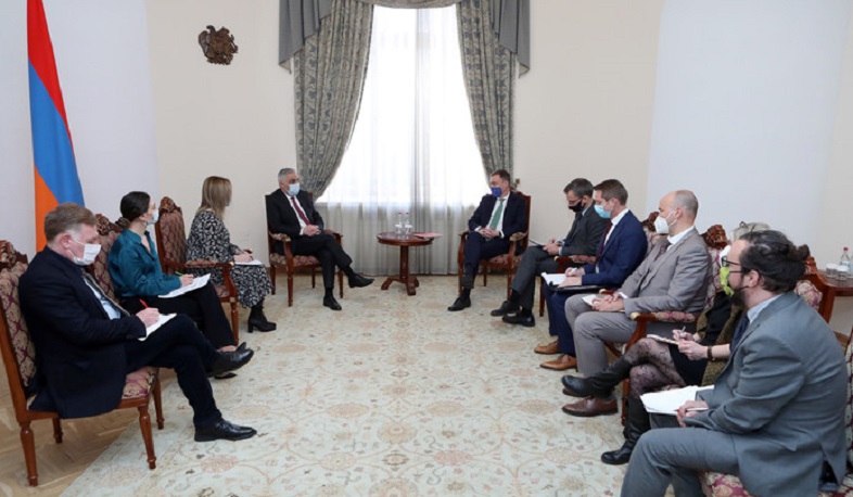 Вице-премьер РА подчеркнул важность возвращения армянских военнопленных на встрече со спецпредставителем ЕС