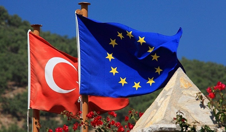 ЕС обеспокоен тем, что Турция не уважает принципы демократии