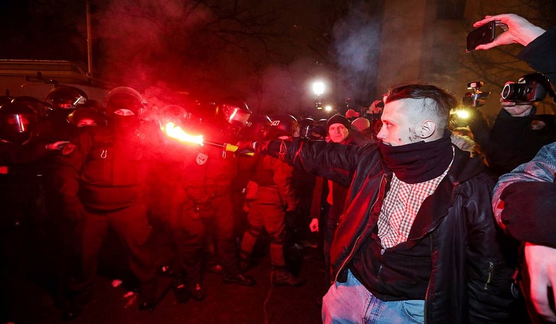 В Киеве произошли столкновения силовиков с националистами