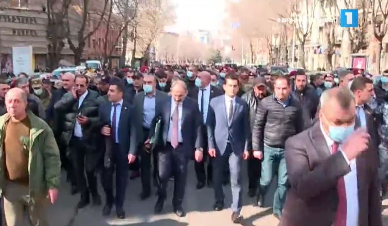 Пашинян и участники шествия почтили память погибших в Арцахской войне