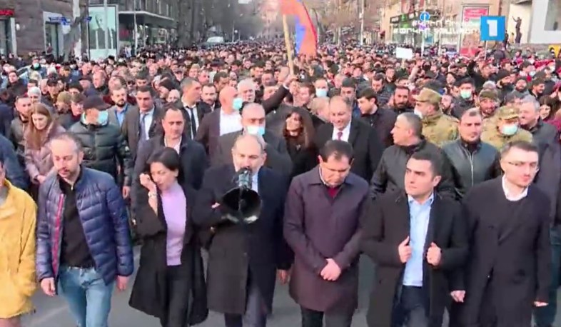 Հանրահավաքն ավարտվեց, վարչապետի գլխավորությամբ մեկնարկեց երթ