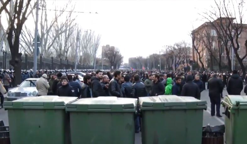 Ընդդիմությունը հայտարարել է ամբողջ գիշեր Բաղրամյան պողոտան փակ պահելու մասին