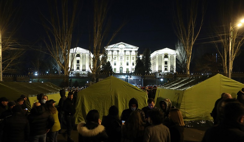 Ընդդիմության կողմնակիցները վրաններ են տեղադրել Ազգային ժողովի շենքի դիմաց