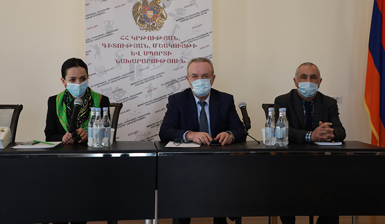 Տարվա լավագույն մանկավարժները պարգևատրվել են շնորհակալագրերով և դյուրակիր համակարգիչներով