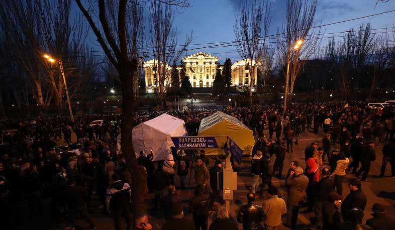 Որևէ սադրանք չի եղել. ընդդիմադիրները գիշերն անցկացրել են Բաղրամյան պողոտայում