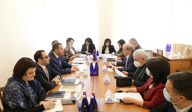 Գիտելիքահեն տնտեսությունն այլընտրանք չունի. էկոնոմիկայի նախարարն այցելել է ԳԱԱ տնտեսագիտության ինստիտուտ