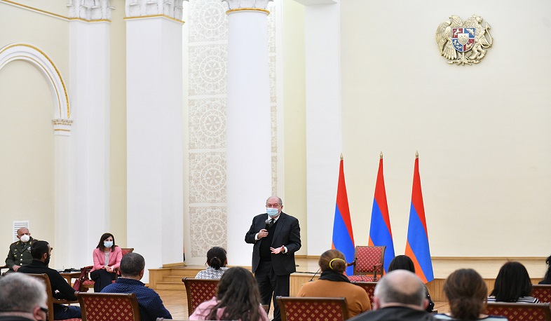 Я разделяю вашу боль: президент Армении встретился с семьями пропавших без вести