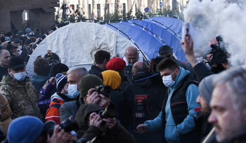 В Тбилиси оппозиционеры установили палатки перед парламентом