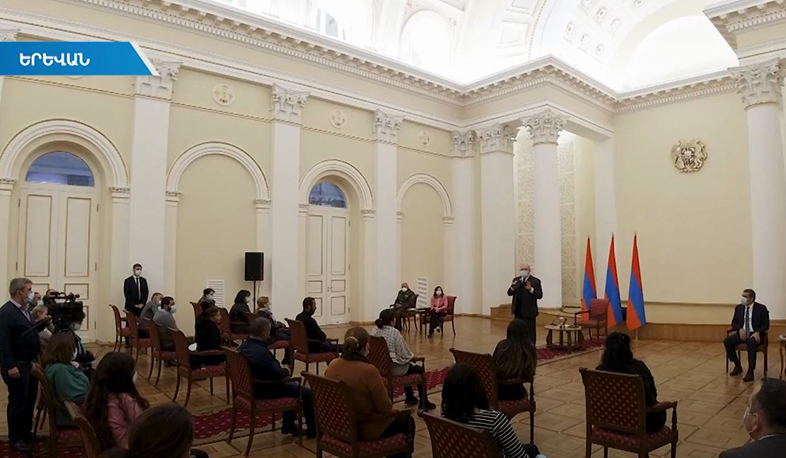 Նախագահ Արմեն Սարգսյանը հանդիպել է անհետ կորածների ընտանիքների անդամների հետ