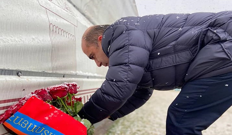 «Լուսավոր Հայաստան» կուսակցության անդամները հարգանքի տուրք են մատուցել Մարտի 1-ի անմեղ զոհերի հիշատակին