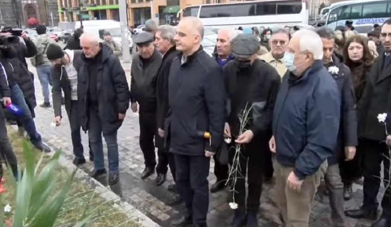 ՀԱԿ ներկայացուցիչները ծաղկեպսակ են դրել Մյասնիկյանի արձանին հարակից պուրակում