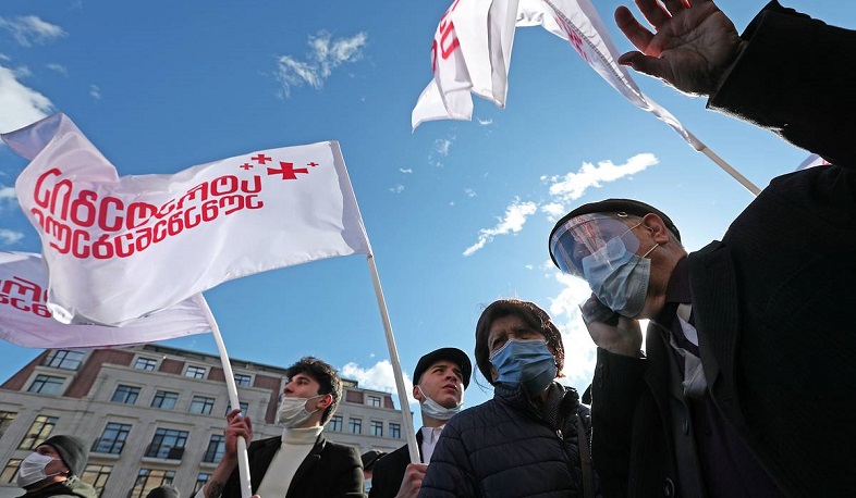 Վրաստանի ընդդիմությունը բողոքի ակցիա է կազմակերպել խորհրդարանի մատույցներում