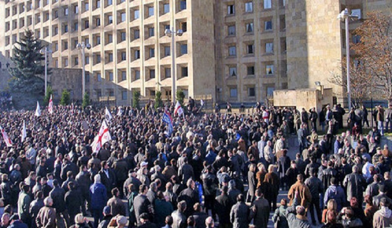 Оппозиция Грузии объявила мораторий на протестные акции