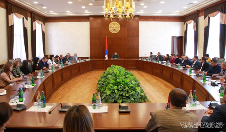 Араик Арутюнян обсудил с сотрудниками министерства территориального управления и инфраструктур Арцаха ситуацию в регионе