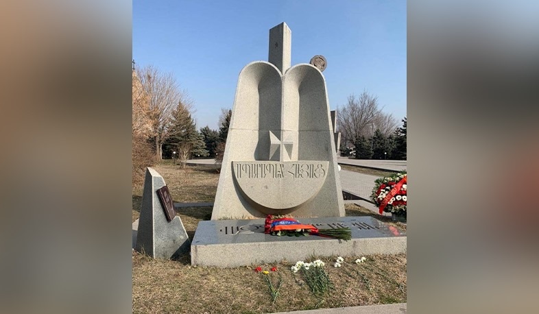 От имени президента Армении возложены цветы к могиле Вазгена Саркисяна