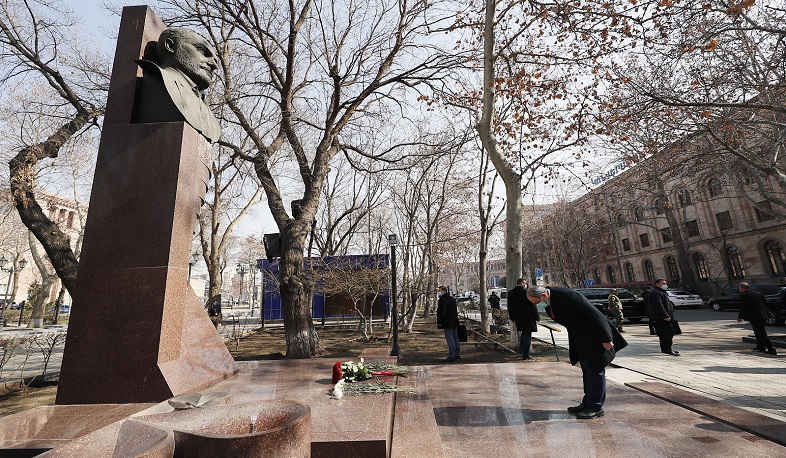 Премьер-министр возложил цветы к бюсту Вазгена Саркисяна