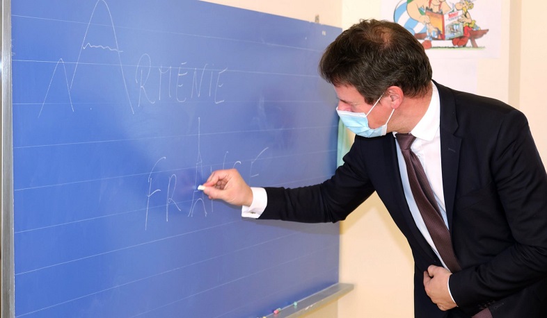 Ժոնաթան Լաքոտը ֆրանսերենի ուսուցման դասագրքեր է նվիրել Հրազդանի Վիլյամ Սարոյանի անվան դպրոցին