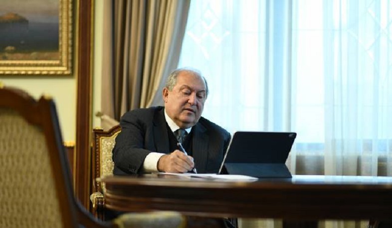 Արմեն Սարգսյանը օրենքներ է ստորագրել