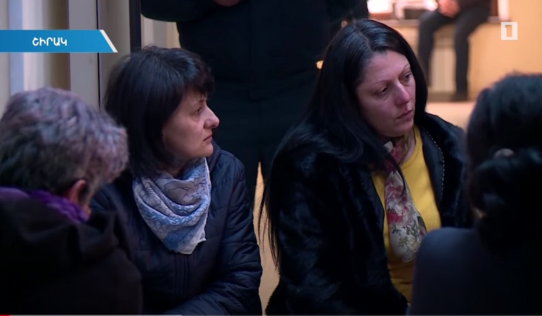 Գերիների հարազատները շրջափակել էին Շիրակի մարզպետարանի շենքը