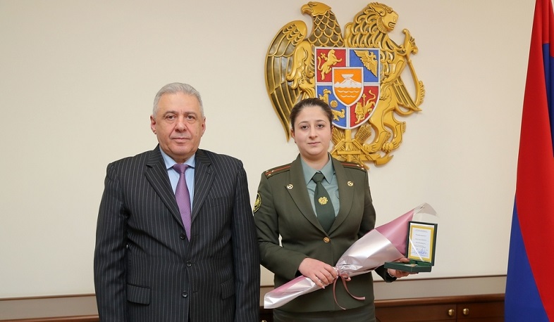 Պաշտպանության նախարարը պարգևատրել է կին զինծառայողներին և կուրսանտներին