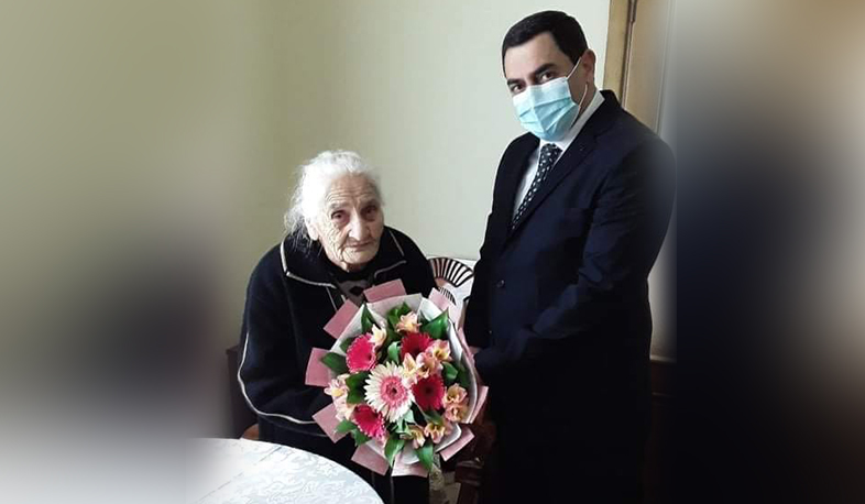 Բարեմաղթանքներ և ծաղիկներ՝ Ստեփանավանի ամենատարեց բնակչուհուն