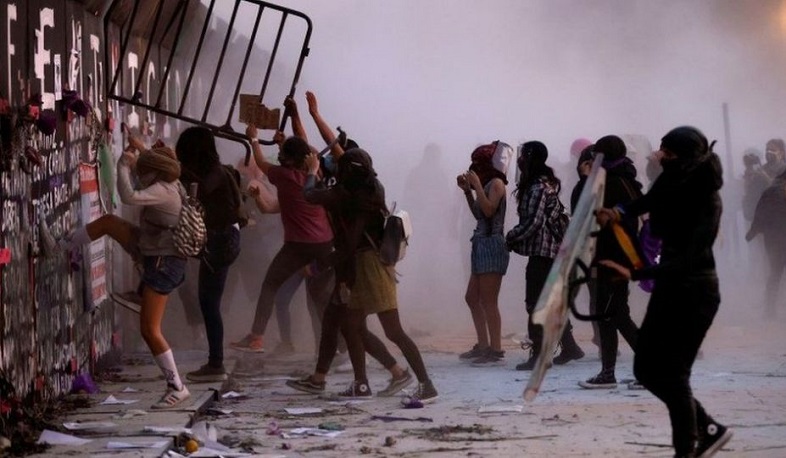 В Мексике более 80 человек пострадали в акции феминисток против насилия