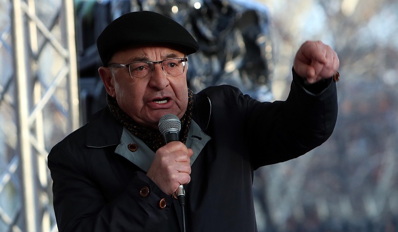 Վազգեն Մանուկյանի կոչով ընդդիմադիրները փորձում են շրջափակել ԱԺ շենքը