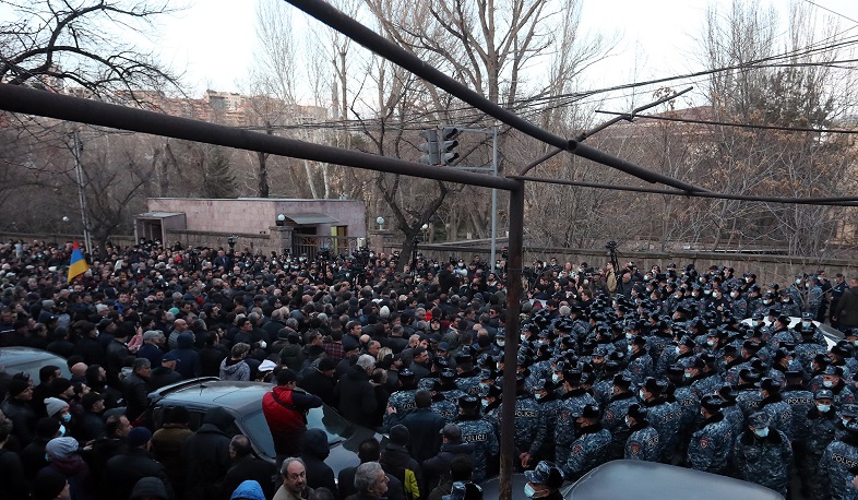 Ընդդիմության կողմնակիցները վրաններ ու աղբամաններ են տեղադրել Դեմիրճյան փողոցում