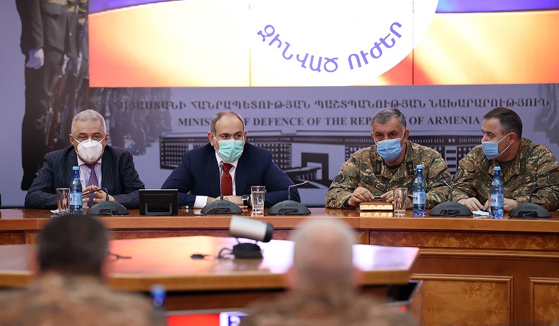 Вместе мы продолжаем нести общую ответственность, и я уверен, что мы  будем нести ее с честью: Никол Пашинян провел совещание с высшим офицерским составом ВС