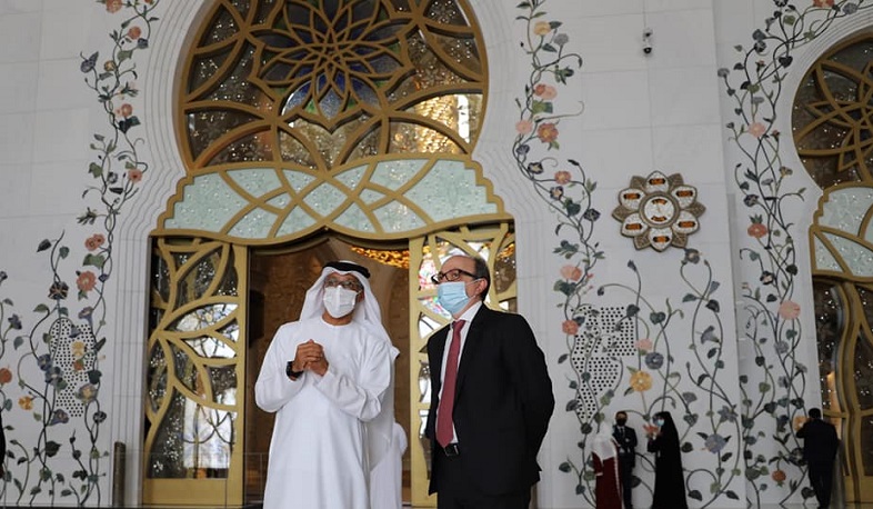 Глава МИД Армении посетил мечеть шейха Зайда