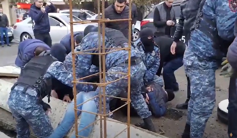 Արտարժույթի փոխանակման կետում ավազակություն կատարած անձինք բերման են ենթարկվել ոստիկանություն