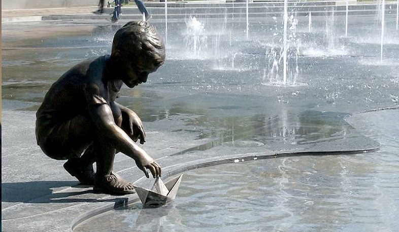 «Երևանի 2800-ամյակի» անվան այգուց գողացել են նավակով տղայի բրոնզե արձանը