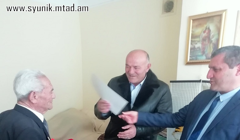 Սյունիքի մարզպետը պատվոգիր է հանձնել Կապանի տարածաշրջանի վետերանների խորհրդի նախագահին