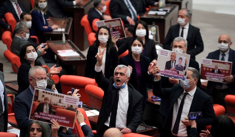 Türkiyə kürdpərəst müxalifət partiyasının fəaliyyətini dayandırmağa çalışır