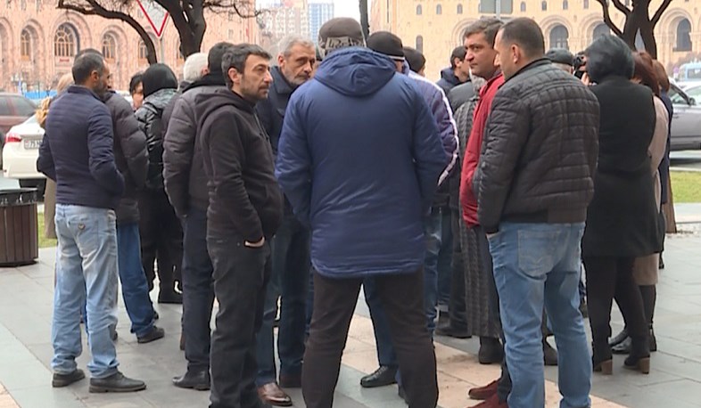 Ժամկետային զինծառայողների ծնողները բողոքի ակցիա են արել Կառավարության դիմաց