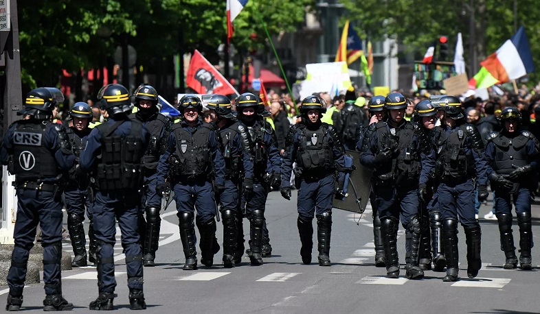 В Париже проходит акция против полицейского насилия и расизма