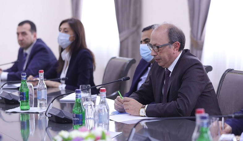 ER Xİ naziri İraq Müdafiə nazirinin diqqətini Türkiyənin müharibədə iştirakına yönəldib