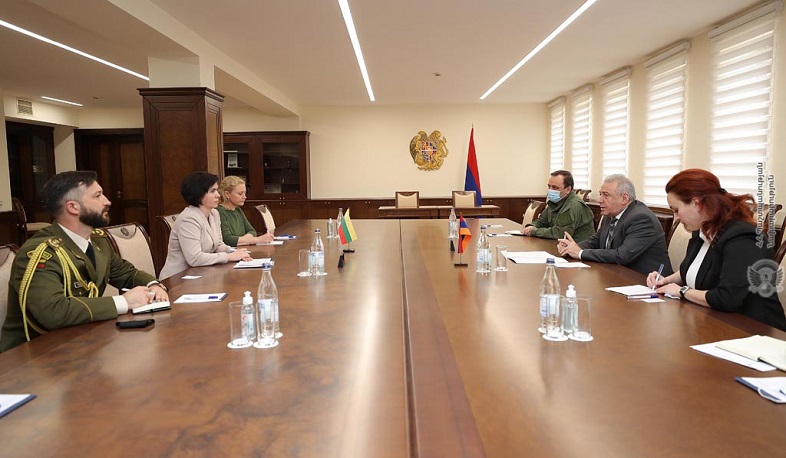 Министр обороны РА обсудил с послом Литвы в Армении вопросы безопасности