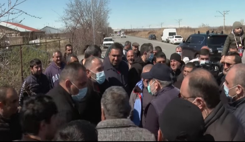 Արմավիրի մարզի համայնքներ այցելության ընթացքում բնակիչները կանգնեցրին վարչապետի ավտոշարասյունը. խոսնակ