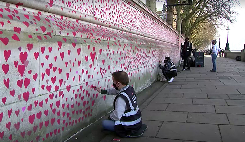 150,000 hearts painted in London to remember COVID victims