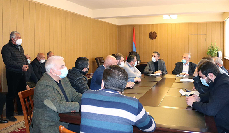 Արարատի մարզպետը հանդիպել է ԱԺ-ի տնտեսական հարցերի մշտական հանձնաժողովի պատգամավորների և գործարարների հետ