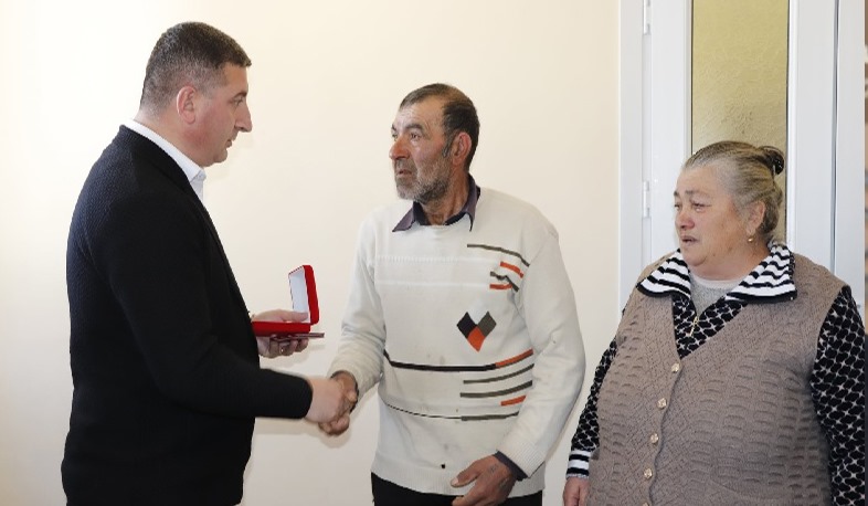 Գեղարքունիքի մարզպետը պետական պարգևներ է հանձնել զոհված զինծառայողների ծնողներին